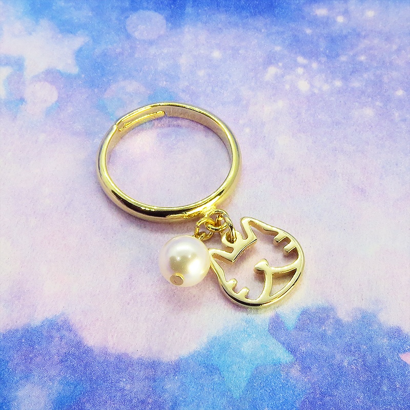 ゴールドカラー 猫フェイス(ハチワレ)フレームとスワロフスキー・パールの大人可愛いリング フリーサイズ