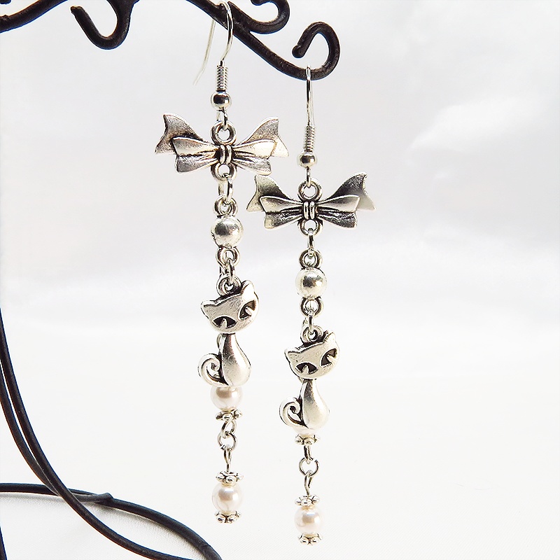 アンティークシルバーの猫モチーフとリボンのロングチェーンピアス スワロフスキーパール