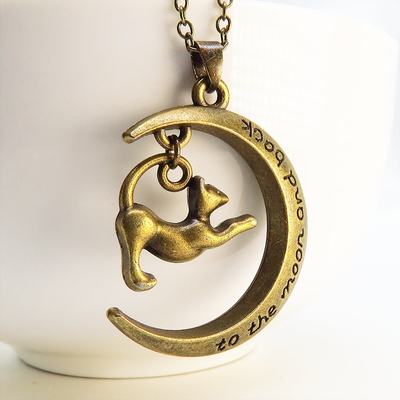 アンティークゴールド のび猫と三日月の大人可愛いペンダント・ネックレス 長さ調整可