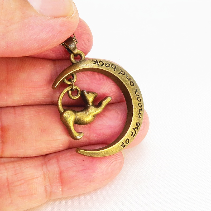 アンティークゴールド のび猫と三日月の大人可愛いペンダント・ネックレス 長さ調整可
