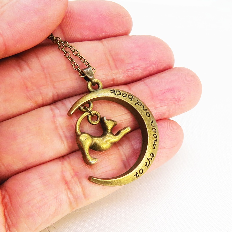 アンティークゴールド のび猫と三日月の大人可愛いペンダント・ネックレス 長さ調整可