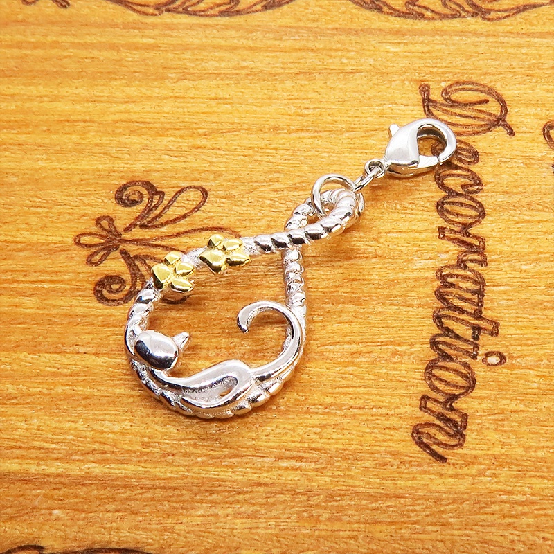 スマホ・マスクチャーム シルバー925 寝そべる猫 ループの曲線を描いた優しいモチーフ 肉球 18KGC ジャックピン追加可