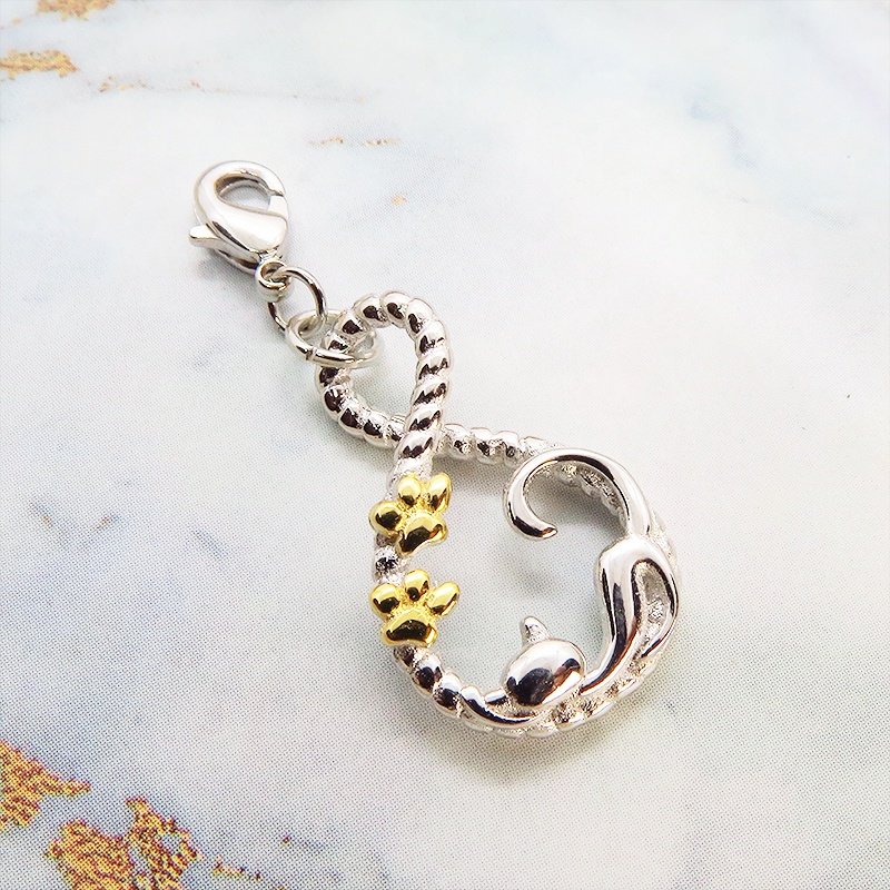 スマホ・マスクチャーム シルバー925 寝そべる猫 ループの曲線を描いた優しいモチーフ 肉球 18KGC ジャックピン追加可