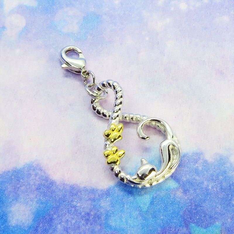 スマホ・マスクチャーム シルバー925 寝そべる猫 ループの曲線を描いた優しいモチーフ 肉球 18KGC ジャックピン追加可