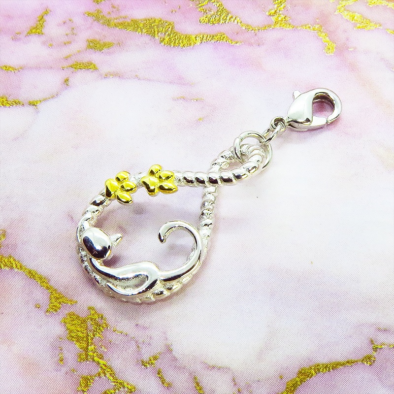 スマホ・マスクチャーム シルバー925 寝そべる猫 ループの曲線を描いた優しいモチーフ 肉球 18KGC ジャックピン追加可