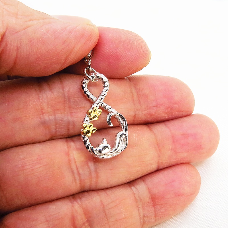 スマホ・マスクチャーム シルバー925 寝そべる猫 ループの曲線を描いた優しいモチーフ 肉球 18KGC ジャックピン追加可