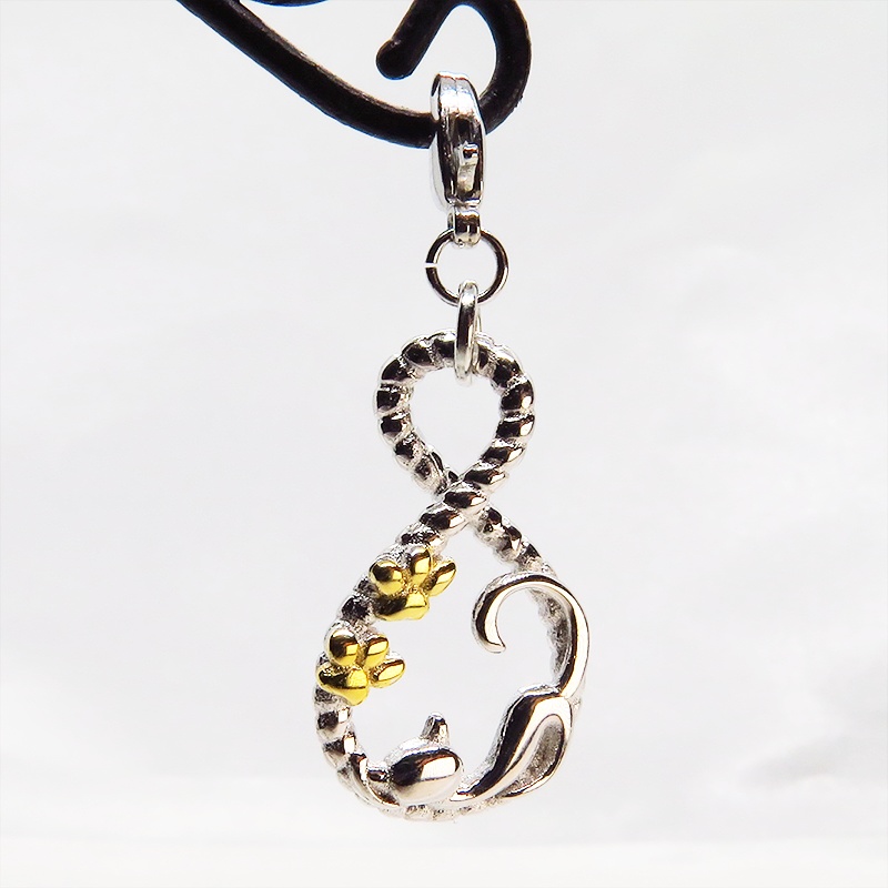 スマホ・マスクチャーム シルバー925 寝そべる猫 ループの曲線を描いた優しいモチーフ 肉球 18KGC ジャックピン追加可