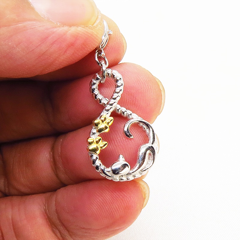 スマホ・マスクチャーム シルバー925 寝そべる猫 ループの曲線を描いた優しいモチーフ 肉球 18KGC ジャックピン追加可