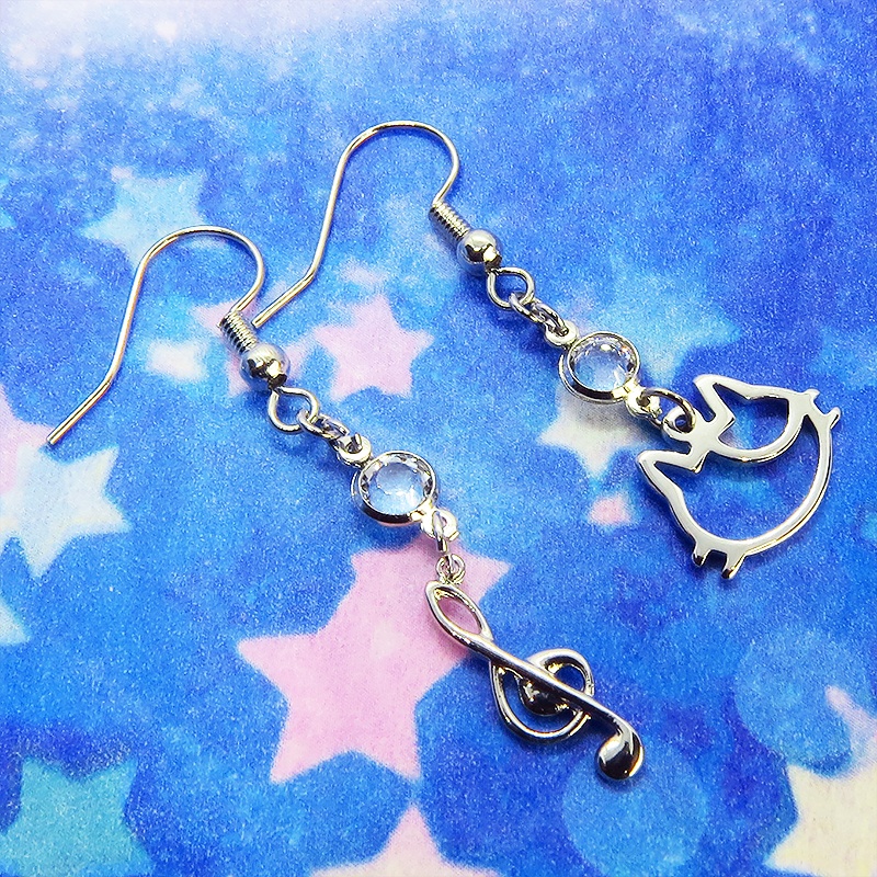 シルバーカラー 三毛猫フェイスモチーフと音符のアシンメトリーピアス クリアラインストーン サージカル可