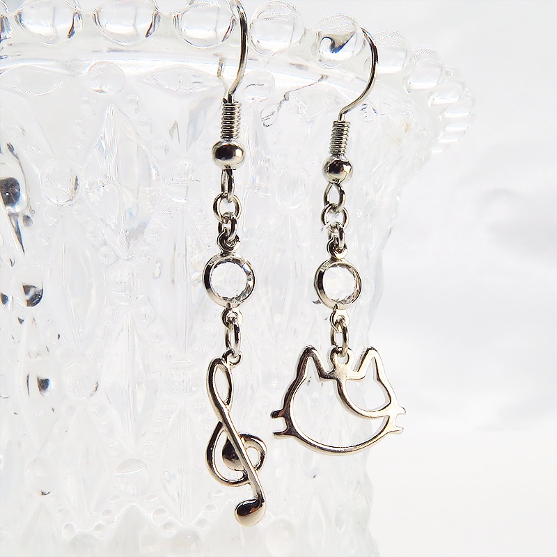 シルバーカラー 三毛猫フェイスモチーフと音符のアシンメトリーピアス クリアラインストーン サージカル可