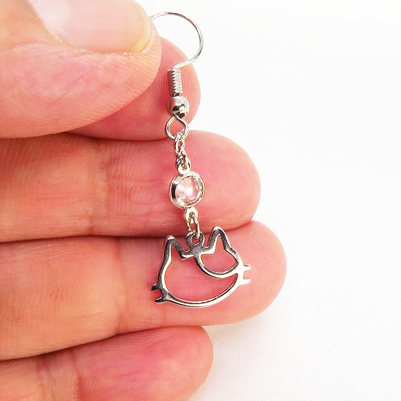 シルバーカラー 三毛猫フェイスモチーフと音符のアシンメトリーピアス クリアラインストーン サージカル可