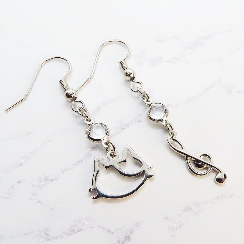 シルバーカラー 三毛猫フェイスモチーフと音符のアシンメトリーピアス クリアラインストーン サージカル可