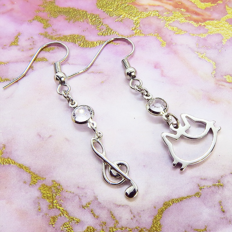 シルバーカラー 三毛猫フェイスモチーフと音符のアシンメトリーピアス クリアラインストーン サージカル可