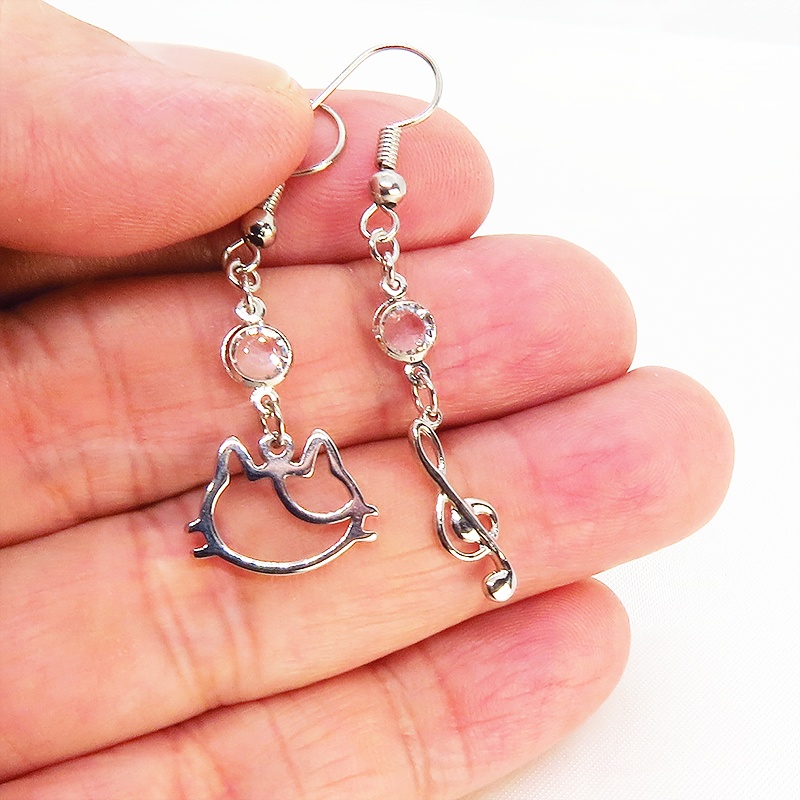 シルバーカラー 三毛猫フェイスモチーフと音符のアシンメトリーピアス クリアラインストーン サージカル可