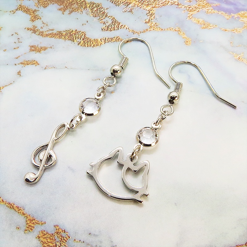 シルバーカラー 三毛猫フェイスモチーフと音符のアシンメトリーピアス クリアラインストーン サージカル可