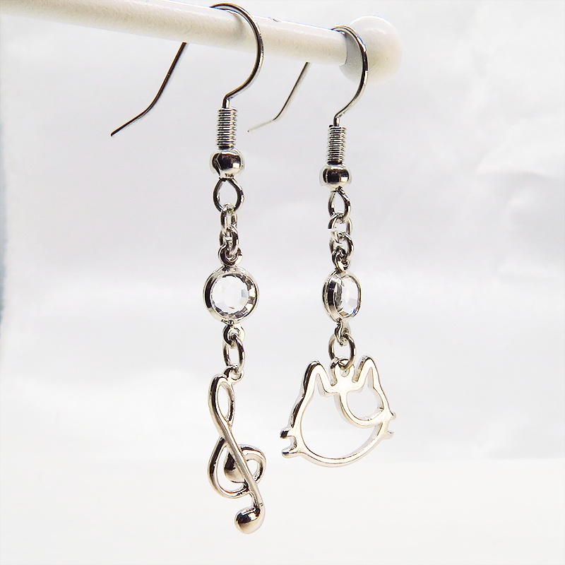 シルバーカラー 三毛猫フェイスモチーフと音符のアシンメトリーピアス クリアラインストーン サージカル可