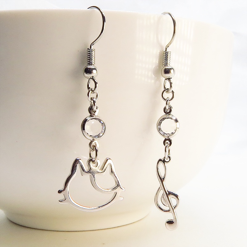 シルバーカラー 三毛猫フェイスモチーフと音符のアシンメトリーピアス クリアラインストーン サージカル可