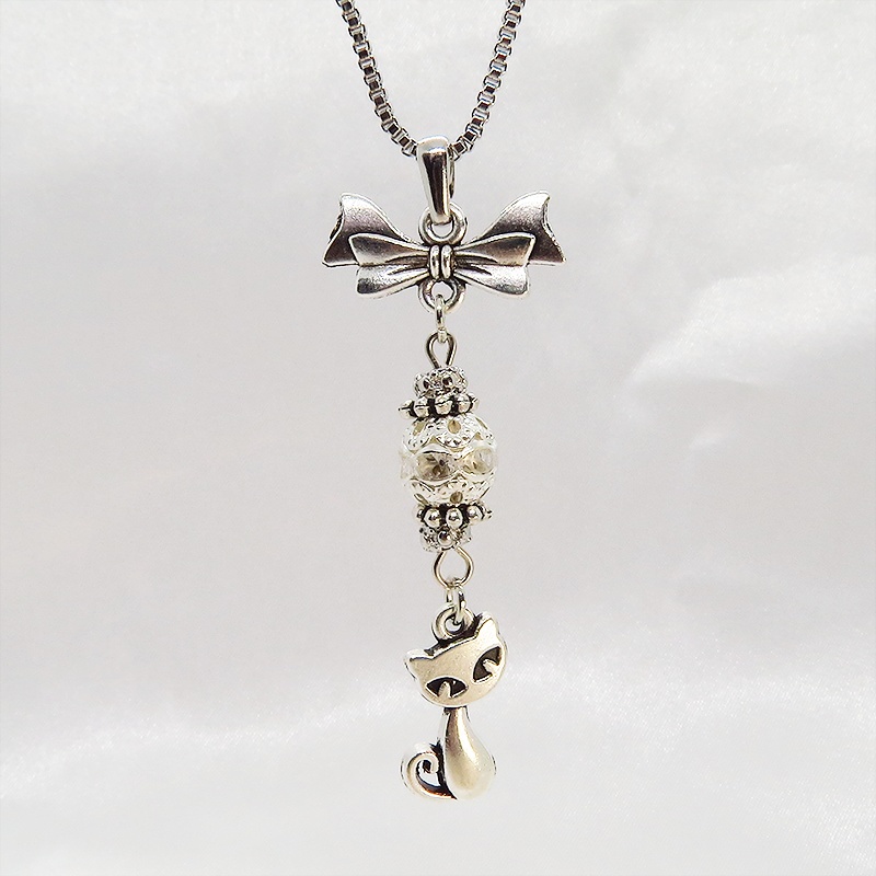 アンティークシルバー 猫とリボンのネックレス ガラス入りメタルビーズ ベネチアンチェーン アジャスター可