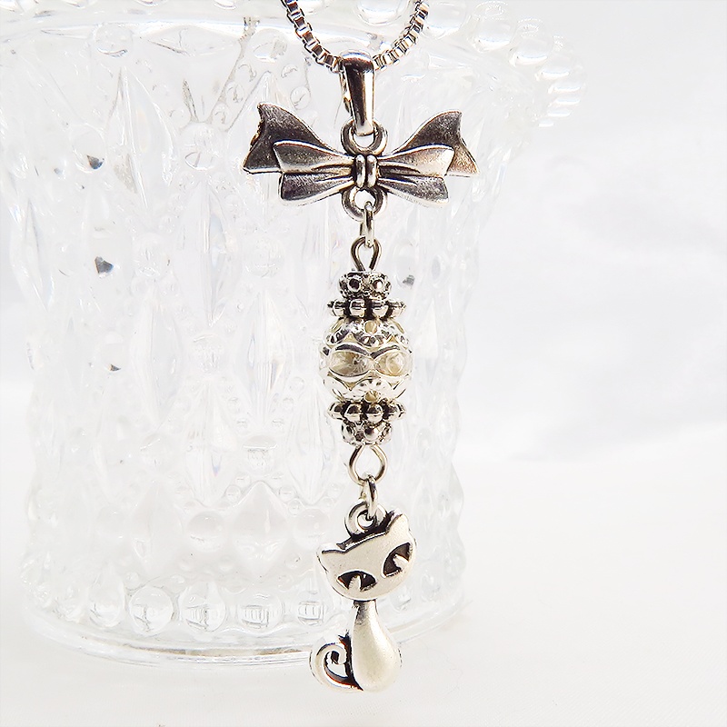 アンティークシルバー 猫とリボンのネックレス ガラス入りメタルビーズ ベネチアンチェーン アジャスター可