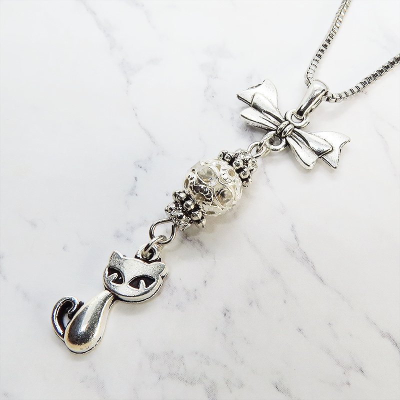 アンティークシルバー 猫とリボンのネックレス ガラス入りメタルビーズ ベネチアンチェーン アジャスター可