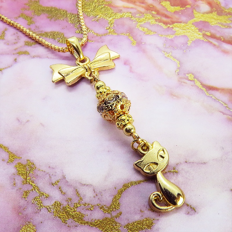 マットゴールド 猫とリボンのネックレス ガラス入りメタルビーズ ベネチアンチェーン アジャスター可