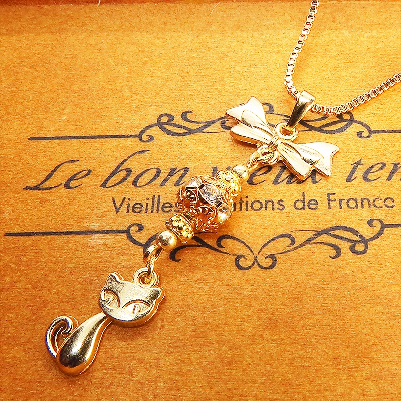 マットゴールド 猫とリボンのネックレス ガラス入りメタルビーズ ベネチアンチェーン アジャスター可