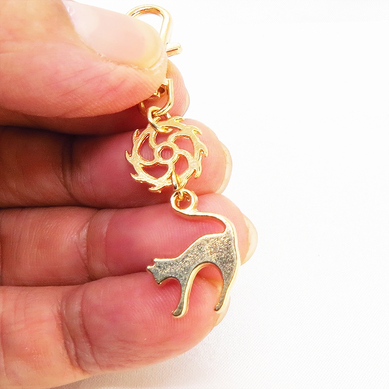 マットゴールドの跳ね猫とちょっとかっこいい歯車の大人可愛いファスナーチャーム キーホルダー マスクチャーム