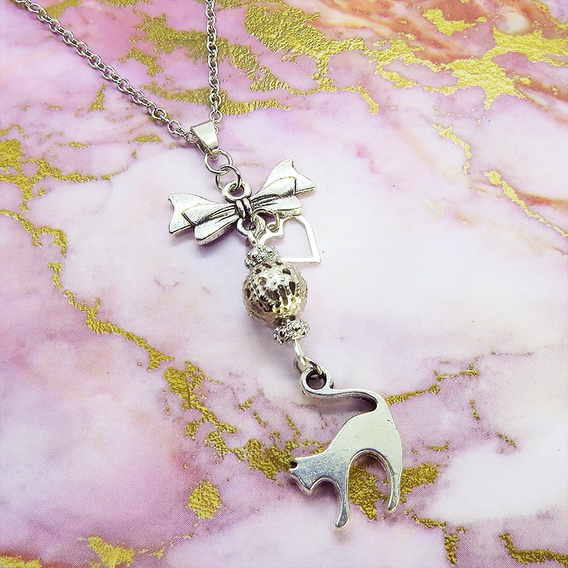 アンティークシルバー 跳ね猫とリボンネックレス メタルビーズ 長さ調整可 ステンレス可 アジャスター追加可