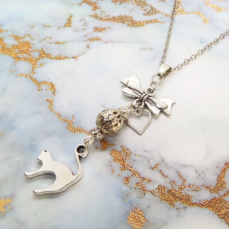 アンティークシルバー 跳ね猫とリボンネックレス メタルビーズ 長さ調整可 ステンレス可 アジャスター追加可