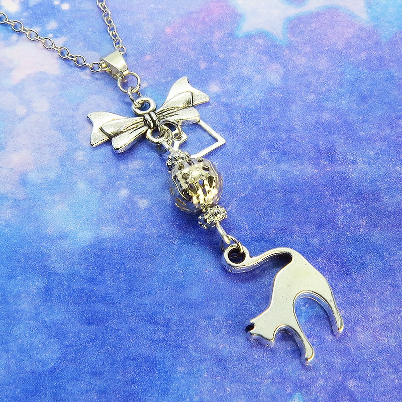 アンティークシルバー 跳ね猫とリボンネックレス メタルビーズ 長さ調整可 ステンレス可 アジャスター追加可