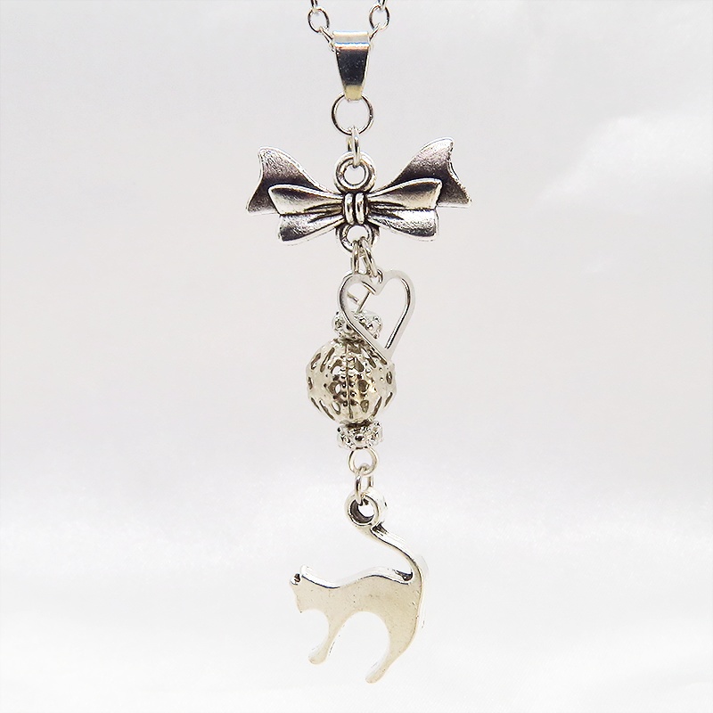 アンティークシルバー 跳ね猫とリボンネックレス メタルビーズ 長さ調整可 ステンレス可 アジャスター追加可