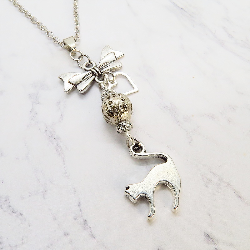 アンティークシルバー 跳ね猫とリボンネックレス メタルビーズ 長さ調整可 ステンレス可 アジャスター追加可