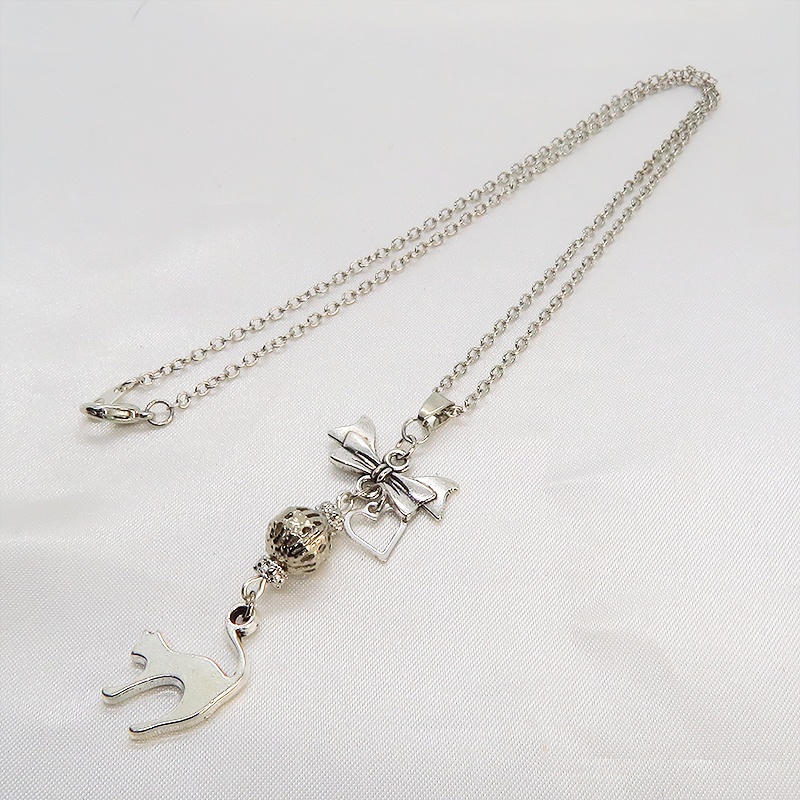 アンティークシルバー 跳ね猫とリボンネックレス メタルビーズ 長さ調整可 ステンレス可 アジャスター追加可