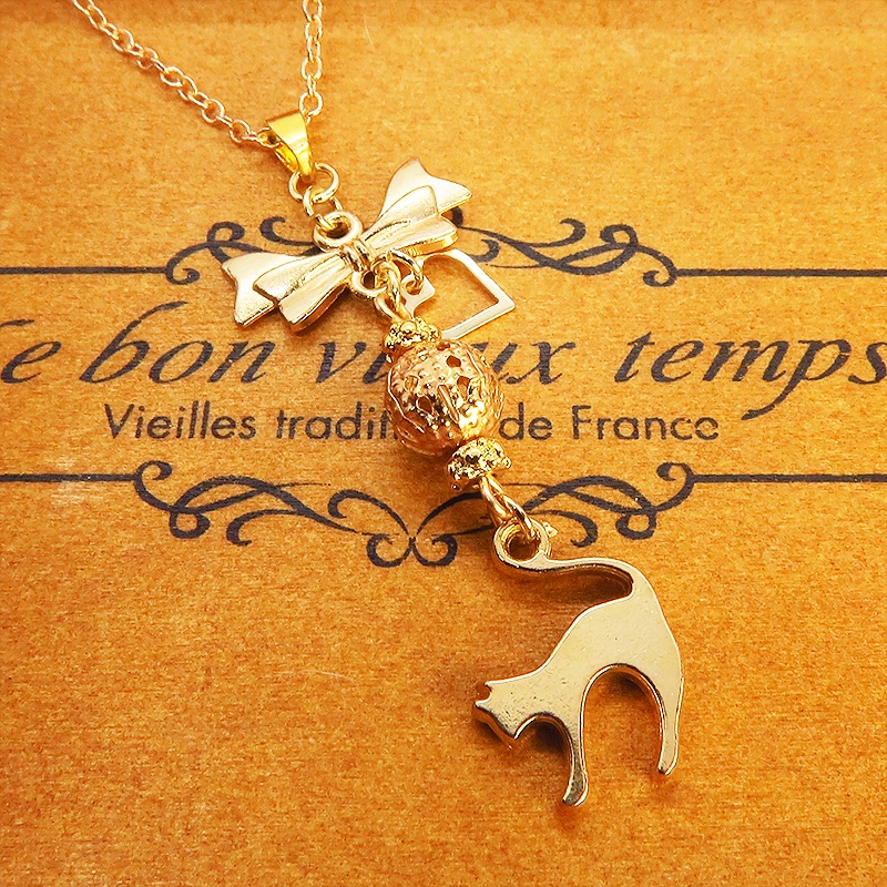 マットゴールド 跳ね猫とリボンネックレス メタルビーズ 長さ調整可 ステンレス可 アジャスター追加可