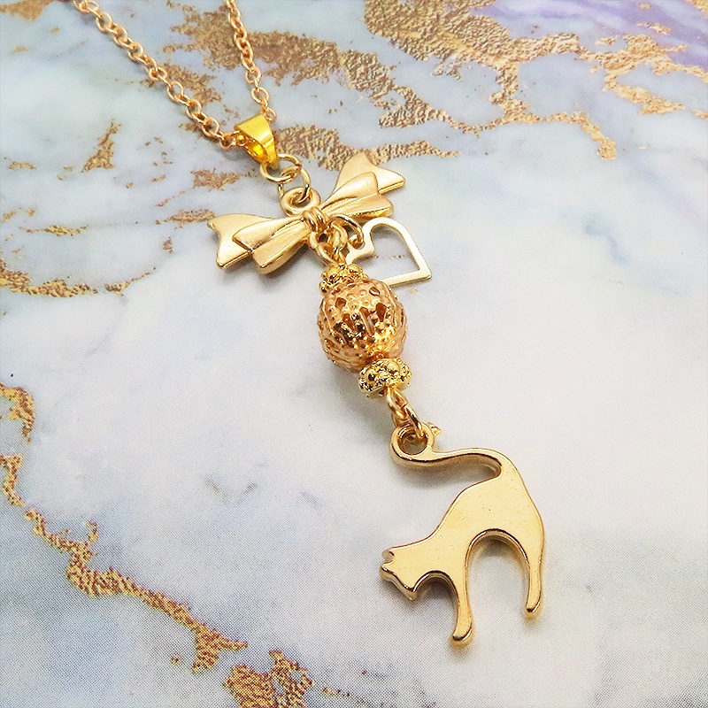 マットゴールド 跳ね猫とリボンネックレス メタルビーズ 長さ調整可 ステンレス可 アジャスター追加可