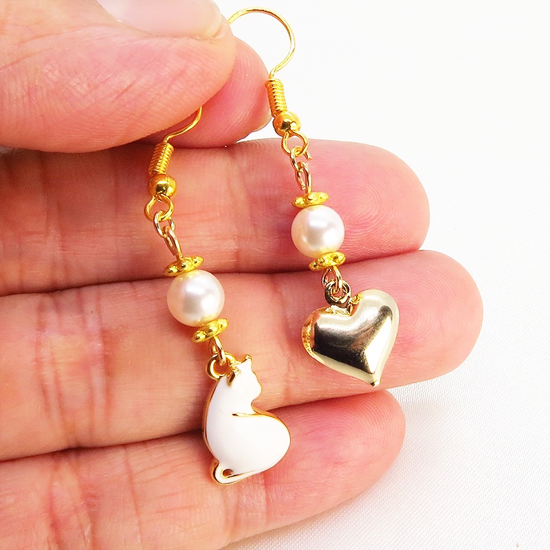 ゴールドカラー 振り返り白猫とゴールドハートのアシンメトリーピアス スワロフスキーパール サージカル可