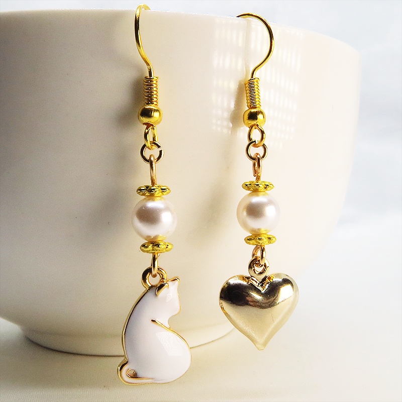 ゴールドカラー 振り返り白猫とゴールドハートのアシンメトリーピアス スワロフスキーパール サージカル可