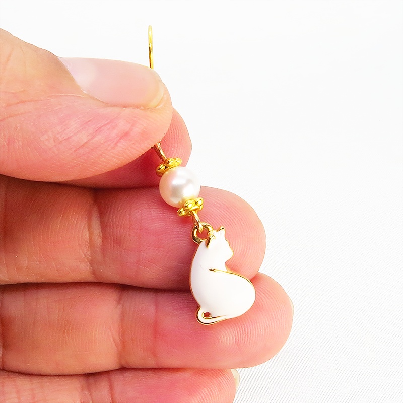 ゴールドカラー 振り返り白猫とゴールドハートのアシンメトリーピアス スワロフスキーパール サージカル可