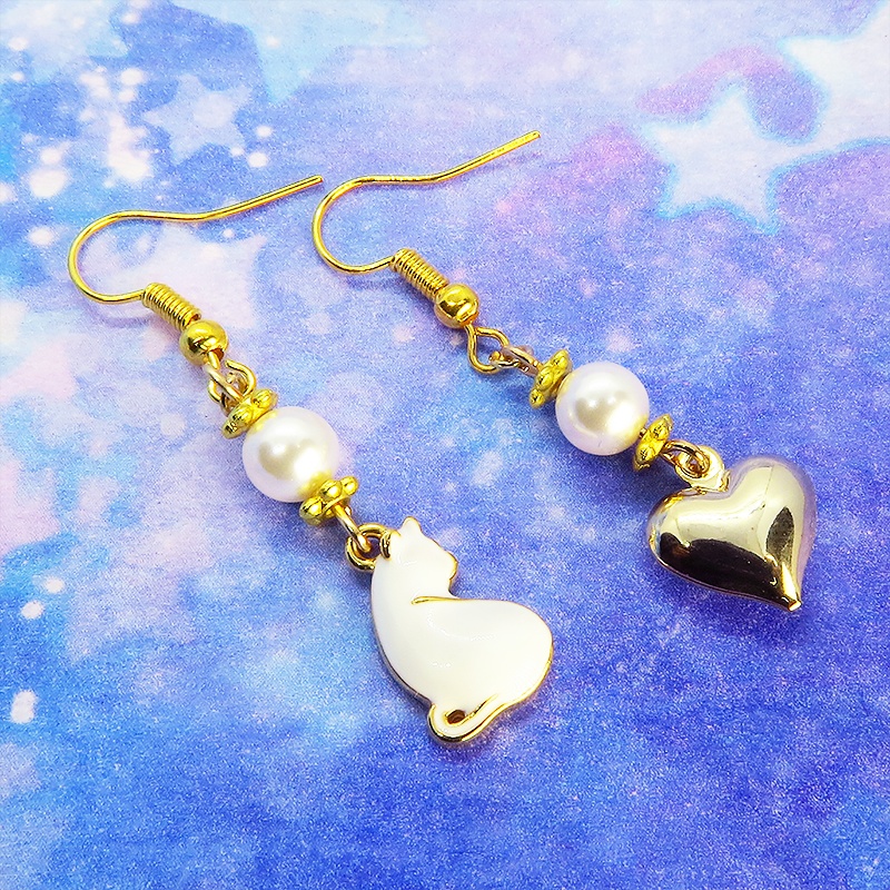 ゴールドカラー 振り返り白猫とゴールドハートのアシンメトリーピアス スワロフスキーパール サージカル可