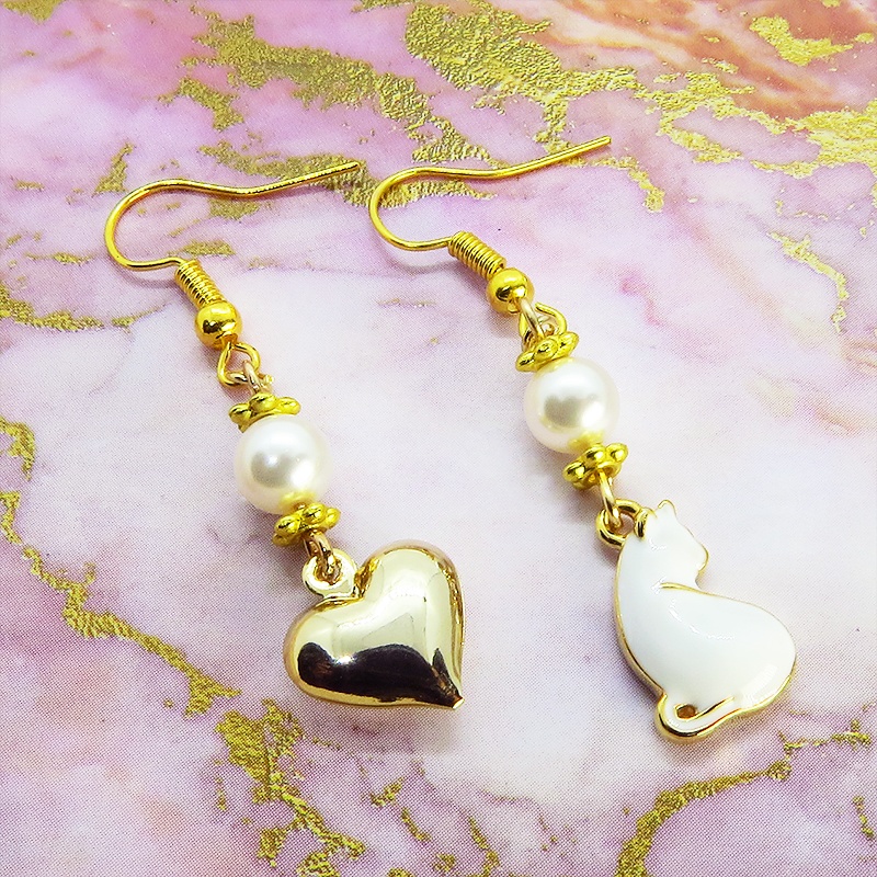 ゴールドカラー 振り返り白猫とゴールドハートのアシンメトリーピアス スワロフスキーパール サージカル可