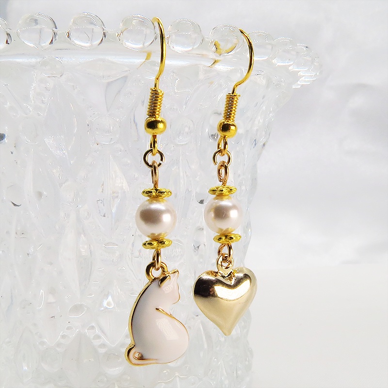 ゴールドカラー 振り返り白猫とゴールドハートのアシンメトリーピアス スワロフスキーパール サージカル可