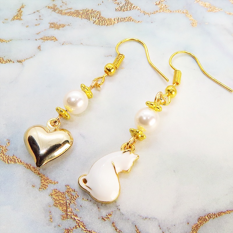 ゴールドカラー 振り返り白猫とゴールドハートのアシンメトリーピアス スワロフスキーパール サージカル可