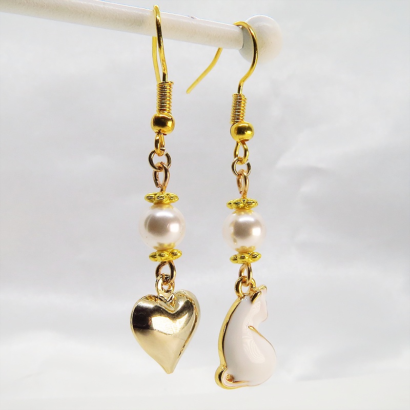 ゴールドカラー 振り返り白猫とゴールドハートのアシンメトリーピアス スワロフスキーパール サージカル可