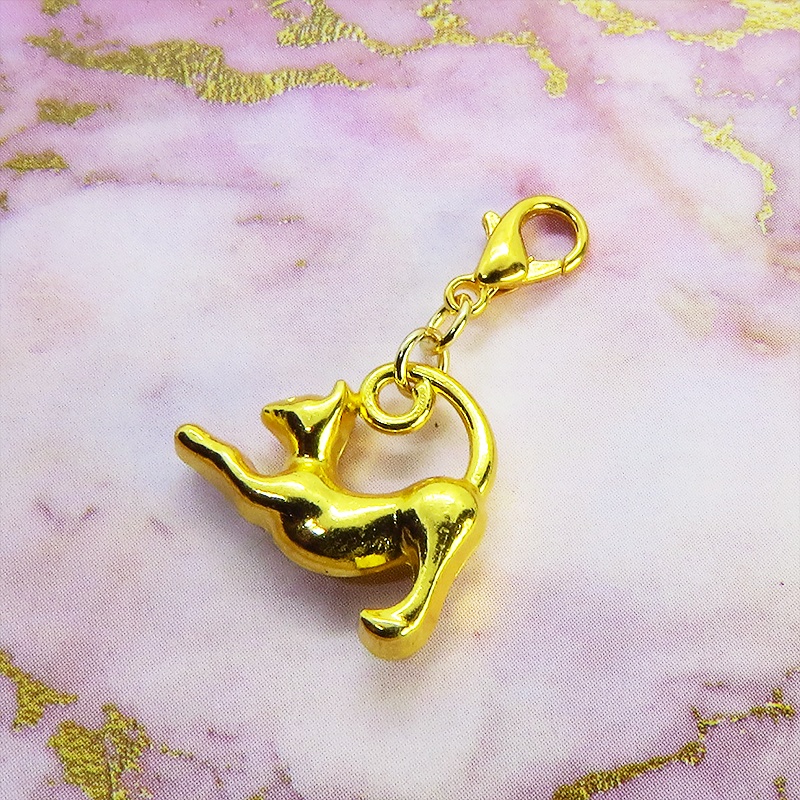 のび猫をかたどったシルエットモチーフのシンプルで可愛いマスクチャーム ゴールドカラー