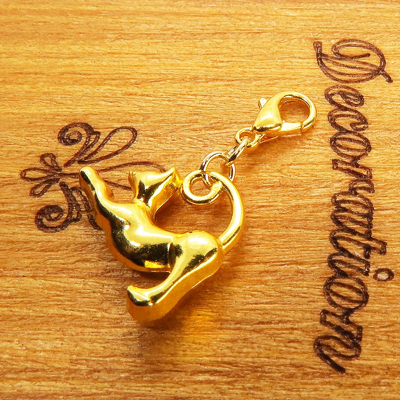 のび猫をかたどったシルエットモチーフのシンプルで可愛いマスクチャーム ゴールドカラー