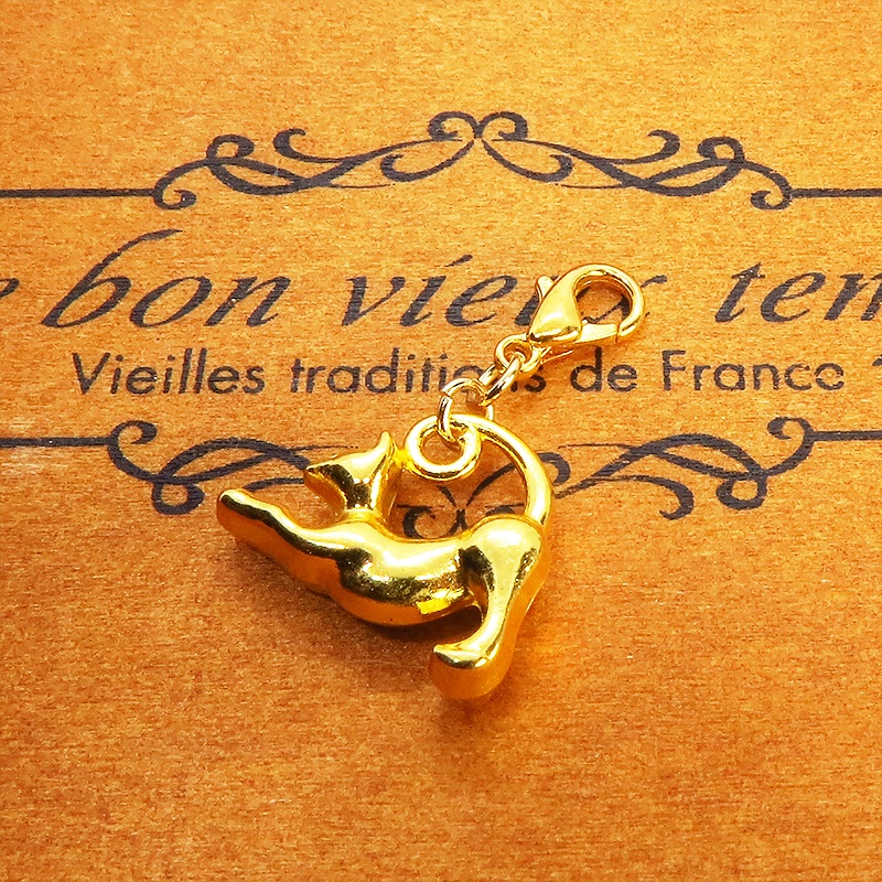 のび猫をかたどったシルエットモチーフのシンプルで可愛いマスクチャーム ゴールドカラー