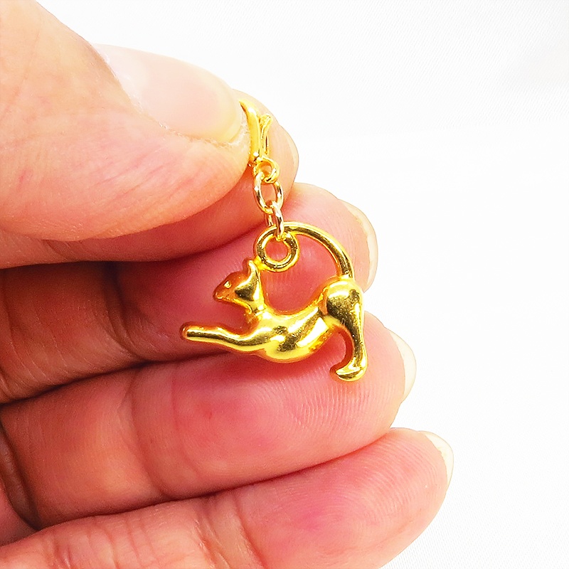 のび猫をかたどったシルエットモチーフのシンプルで可愛いマスクチャーム ゴールドカラー