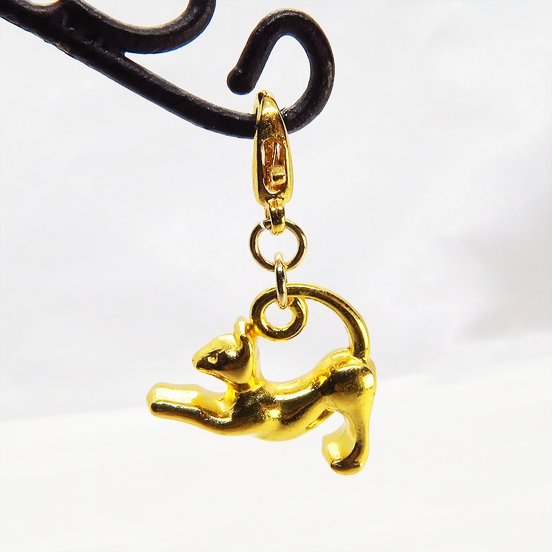 のび猫をかたどったシルエットモチーフのシンプルで可愛いマスクチャーム ゴールドカラー