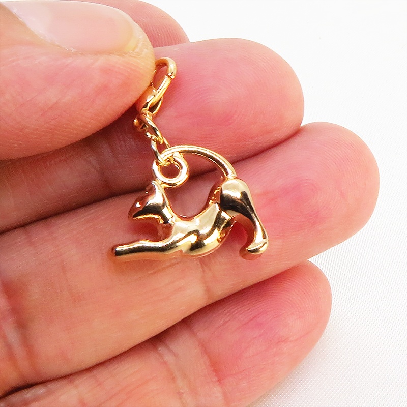 のび猫をかたどったシルエットモチーフのシンプルで可愛いマスクチャーム マットゴールド