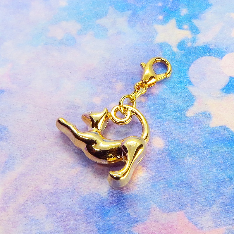 のび猫をかたどったシルエットモチーフのシンプルで可愛いマスクチャーム マットゴールド